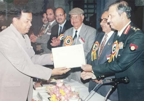 Certificate of Excellence is being awarded by the Engineer-in-Chief Lt. Gen.Uniyal to Shri. S.K.Parwani on the eve of 28th Annual day function of MES BAI at Delhi.