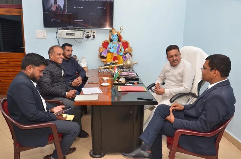 A formal meeting with local municipal leadership in Jabalpur, discussing community development initiatives and administrative planning in an official office setting.